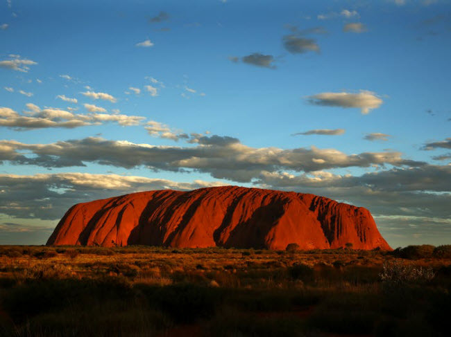 Uluru, Australia: Khối đá khổng lồ vùng Northern Territory có chu vi khoảng 9km và nó biến đổi màu sắc theo thời gian trong ngày.
