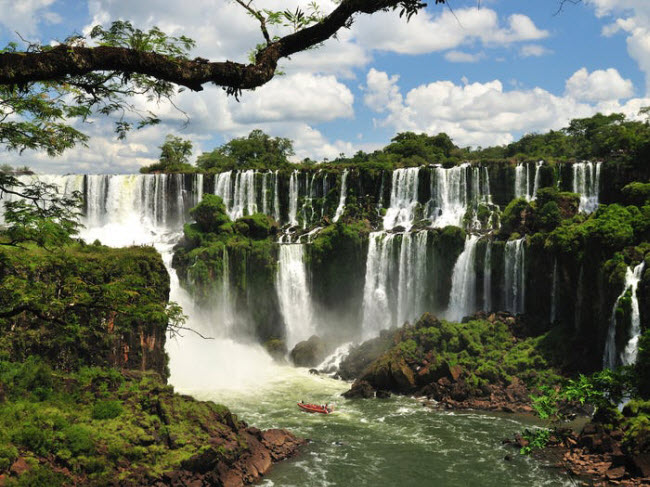 Thác Iguazu, Argentina và Brazil: Nằm dọc biên giới giữa Argentina và Brazil, thác Iguazu nổi tiếng với hệ thống thác rộng nhất thế giới.
