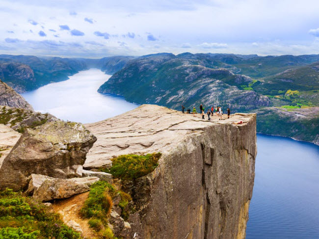 Vách đá Pulpit, Na Uy: Cấu trúc đá khổng lồ nằm độ cao 600m trên vịnh Lysefjord. Các nhà địa chất học cho rằng kỳ quan này được hình thành bởi băng tan cách đây khoảng 10.000 năm.
