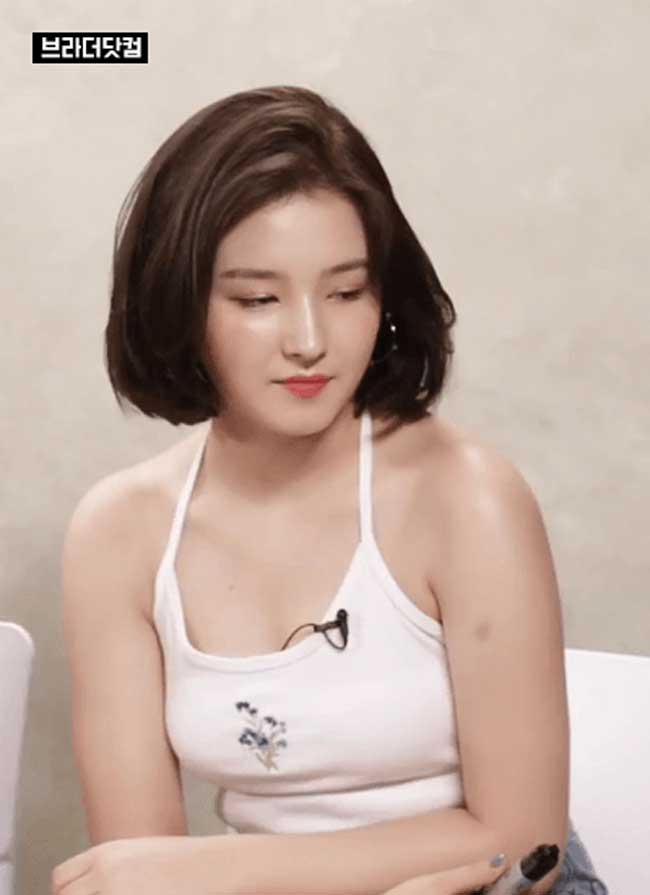 Nancy của nhóm Momoland được mệnh danh là "thiên thần lai đẹp nhất xứ Hàn" vì sở hữu nhan sắc tự nhiên hoàn mỹ.