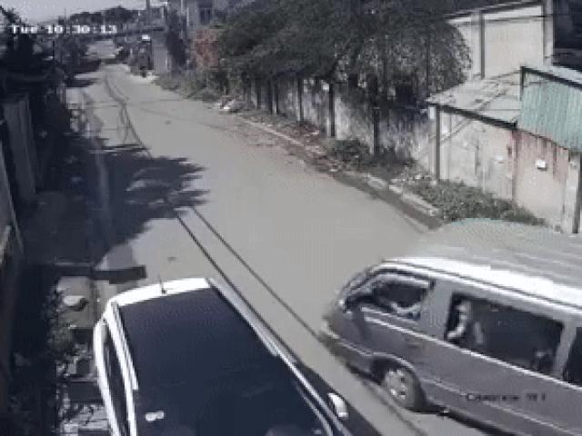 Xác minh clip ô tô đưa đón ”đánh rơi” 3 học sinh một cách khó tin