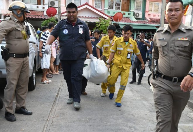 Cảnh sát Thái Lan đem các mảnh thi thể đến bệnh viện khám nghiệm.