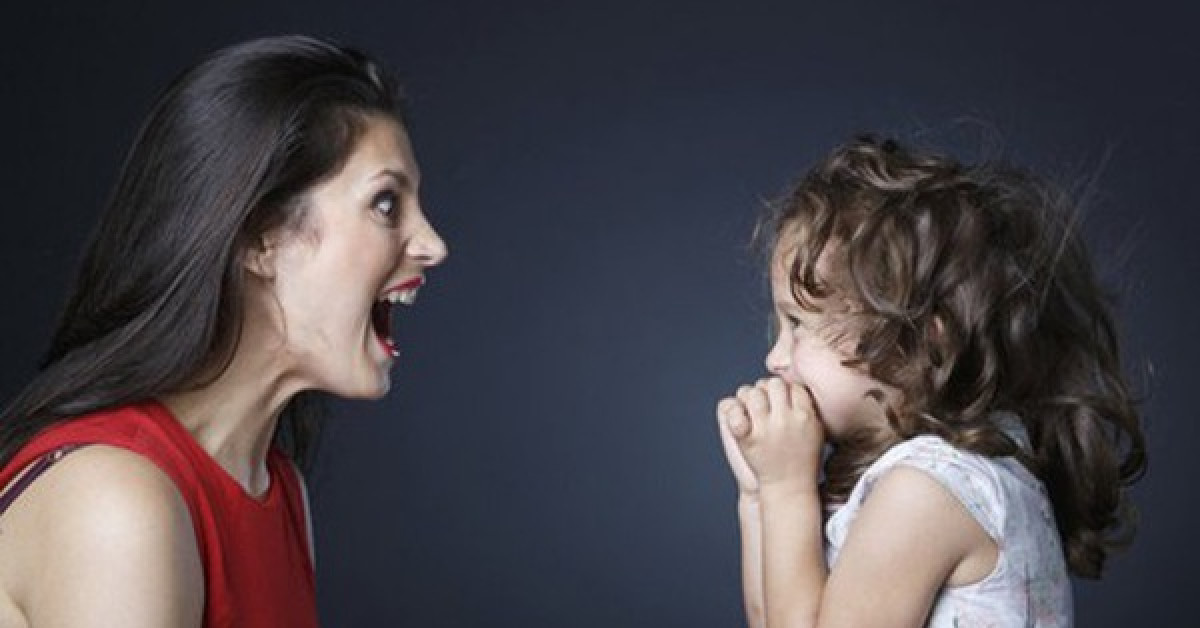 Những lúc trẻ bướng bỉnh, cứng đầu, không chịu nghe lời thì bố mẹ không nên vội vàng cáu giận hoặc ngay lập tức tranh luận, đánh mắng con bởi nó chỉ khiến tình hình tệ thêm mà thôi (Ảnh minh họa)