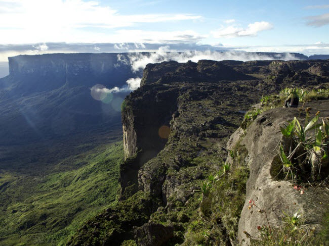 Cao nguyên Gran Sabana, Venezuela: Cao nguyên nằm ở độ cao 975m so với mực nước biển tại vùng hẻo lánh ở Venezuela. Từ trên đỉnh núi bằng phẳng, du khách có thể chiêm ngưỡng phong cảnh của hai nước láng giềng là Brazil và Guyana.
