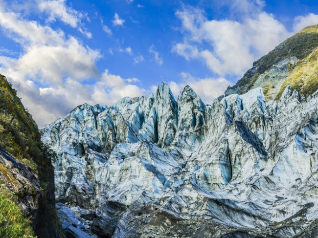 Sông băng Fox Glacier, New Zealand: Nằm dưới chân núi Southern Alps, sông băng Fox Glacier là nơi du khách có thể đi bộ đường trường trên băng và khám phá các hang động đom đóm phát sáng lung linh.
