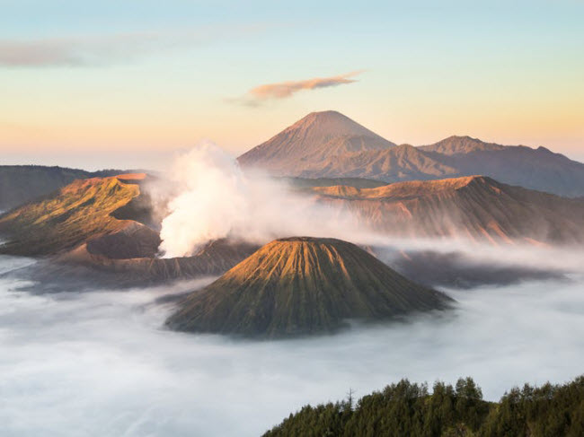 Núi &nbsp;Bromo, Indonesia: Ngọn núi lửa hoạt động duy nhất trên đảo Java là một trong những địa điểm chiêm ngưỡng mặt trời mọc lý tưởng nhất trên thế giới.
