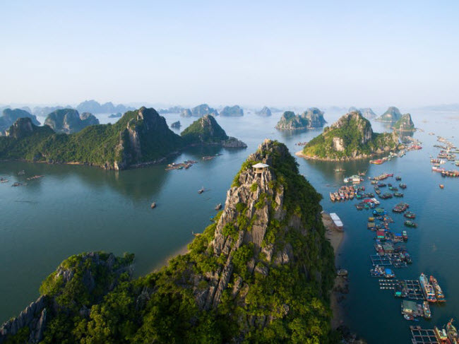 Vịnh Hạ Long, Việt Nam: Kỳ quan thiên nhiên của Việt Nam bao gồm khoảng 1.600 hòn đảo đá vôi nằm trên mặt nước phẳng lặng, tạo nên khung cảnh tuyệt mỹ.
