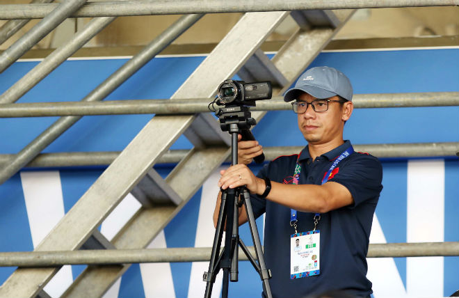 Ngoài trợ lý Kim Han Yoon, trợ lý Lưu Danh Minh có có mặt để làm nhiệm vụ ghi hình trận đấu giữa U22 Philippines và U22 Myanmar.