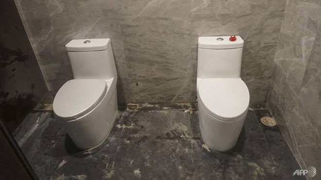 Hình ảnh 2 chiếc bồn cầu xuất hiện trong 1 phòng vệ sinh lan truyền trên mạng xã hội