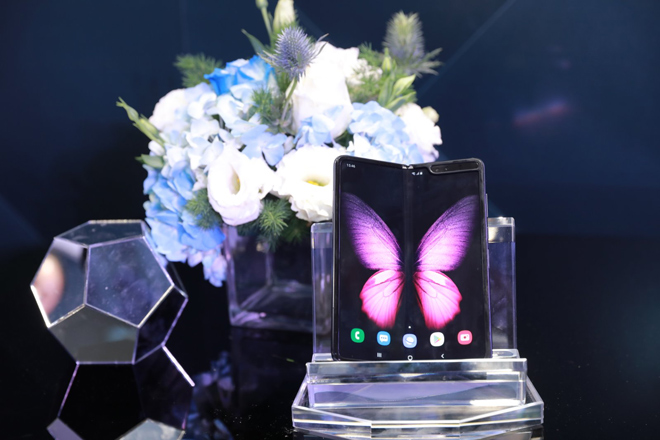 Xứng danh smartphone đắt đỏ bậc nhất thị trường, Galaxy Fold có thiết kế tinh tế, đẳng cấp