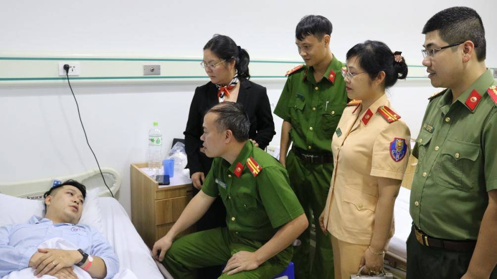 Đại diện Công an phường Minh Khai thăm, động viên Thượng úy Phan Tùng Anh(ảnh: Hải Hậu)