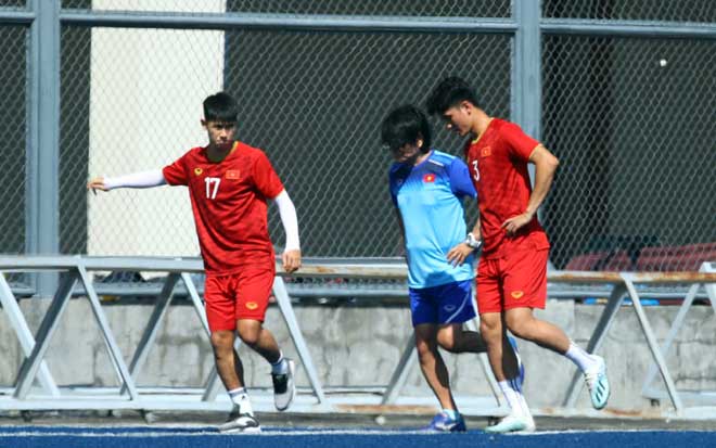 Trọng Hùng dính chấn thương cơ háng và có thể phải nghỉ thi đấu đến bán kết SEA Games 2019. Còn Huỳnh Tấn Sinh vẫn đang được bác sĩ Choi Ju Young theo dõi thêm và trung vệ thuộc biên chế CLB Quảng Nam gần như chắc chắn không ra sân ở trận đấu với U22 Lào (ngày 28/11)