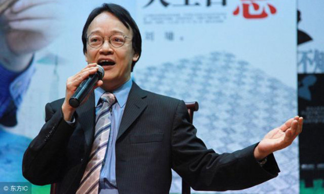 Lưu Tuyên là một tác giả nổi tiếng, một người cha "kì quặc" khuyến khích con mình 0 điểm.