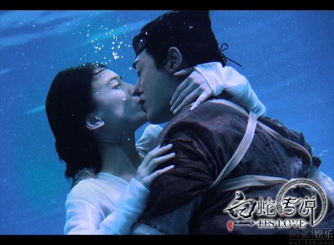 Huỳnh Thánh Y từng tiết lộ khi đóng cảnh hôn trong "Truyền thuyết bạch xà" với Lâm Phong, vì bạn diễn quá nhập vai, dùng sức hơi mạnh nên khi quay xong, cô bị ngoẹo cổ.