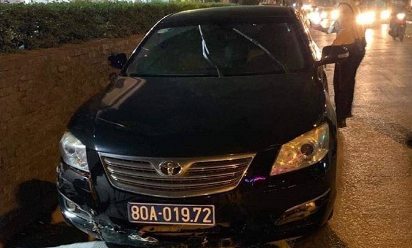 Xe ô tô biển xanh gây tai nạn rồi bỏ chạy trong đêm trên phố Hà Nội. Ảnh V.H.