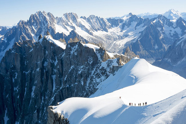 Mont Blanc, Pháp, Ý và Thụy Sĩ: Lý do để nhiều du khách kéo đến đây là phong cảnh tuyệt vời từ sông băng ấn tượng đến thung lũng xanh mát và những đồng cỏ hoang sơ ...
