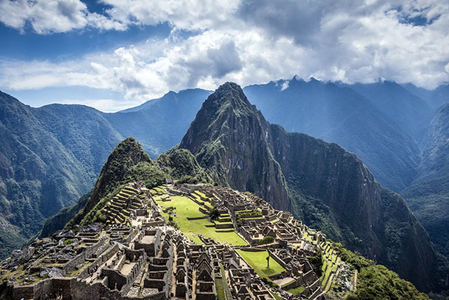 Machu Picchu, Peru: Di sản văn hóa huyền thoại này của UNESCO đáng để bạn ghé thăm với đường mòn Inca, những ngôi đền 500 tuổi hay Huayna Picchu, một ngọn núi hình kim tự tháp rất ấn tượng.

