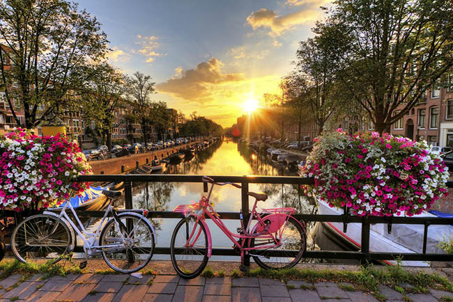 Amsterdam, Hà Lan: Amsterdam không chỉ nổi tiếng với khu đèn đỏ mà còn rất thu hút du khách với lịch sử, văn hóa và phong cảnh tuyệt đẹp.
