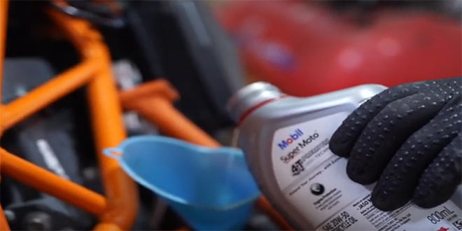 Chọn loại dầu động cơ phù hợp cho xe máy của bạn