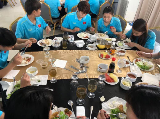 Bữa ăn của đội tuyển nữ thiếu món, khiến VFF phải gấp rút mua thêm thực phẩm để bổ sung dinh dưỡng cho thầy trò HLV Mai Đức Chung