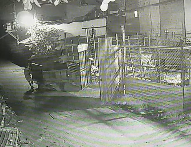 Hình ảnh từ clip camera an ninh cho thấy hai tên trộm đột nhập vào kho lấy xe ba gác. Ảnh cắt từ clip.