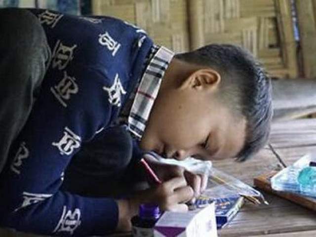 Tin tức trong ngày - Cậu bé 10 tuổi sống cô độc trong rừng ở Tuyên Quang sẽ được theo học nội trú