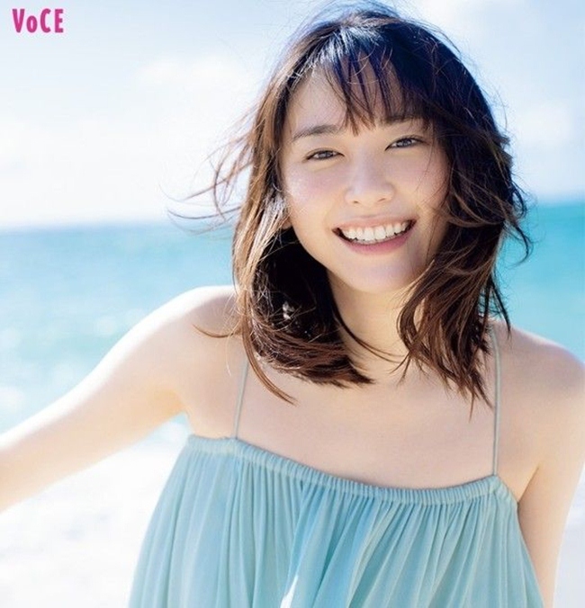 Đứng thứ ba là diễn viên Yui Aragaki. Aragaki gây thương nhớ với gương mặt ngây thơ đặc biệt là nụ cười rạng rỡ ấm áp như ánh nắng ban mai. Nữ diễn viên sinh năm 1988 là mẫu người vợ trong mơ của nhiều chàng trai Nhật Bản.