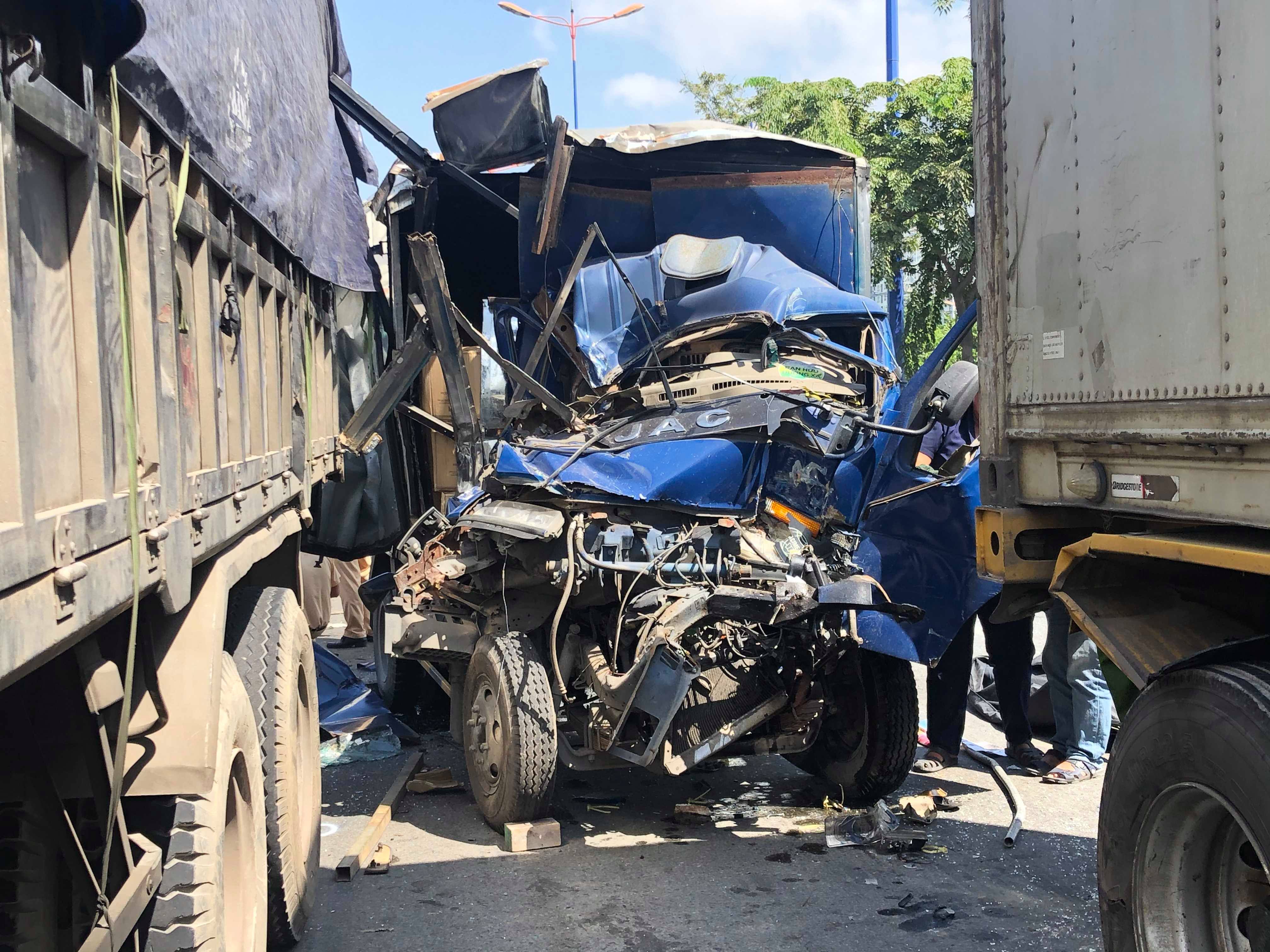 Hiện trường vụ tai nạn liên hoàn giữa 5 phương tiện trên xa lộ Hà Nội