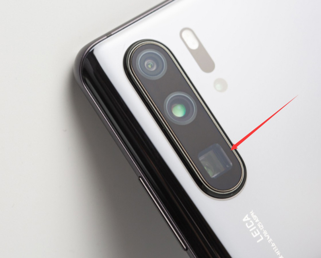 Ống kính camera vuông trên điện thoại của Huawei.