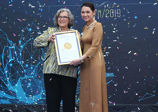 Bà Paula Wilson – Chủ tịch kiêm Giám đốc JCI toàn cầu, trao chứng nhận con dấu vàng JCI cho bà Nguyễn Thục Anh, Tổng Giám đốc Bệnh viện Quốc tế Hạnh Phúc