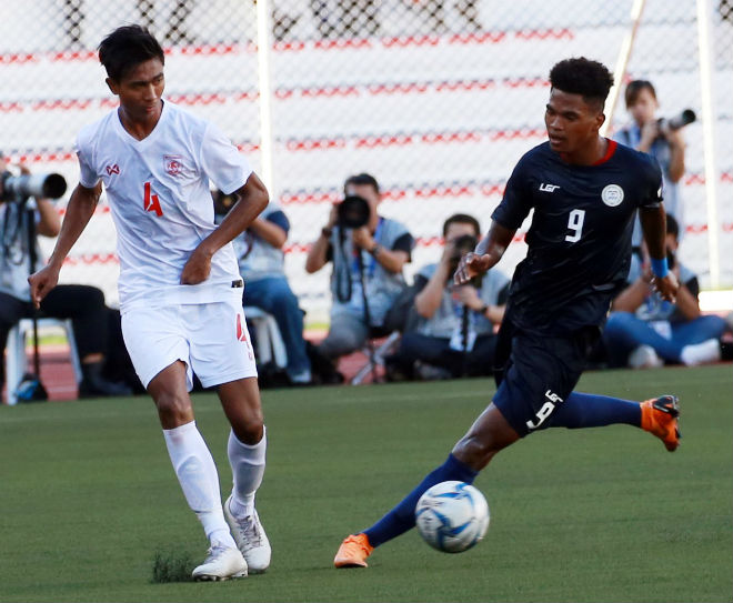 U22 Myanmar (áo trắng) vừa xuất sắc đánh bại đội chủ nhà U22 Philippines