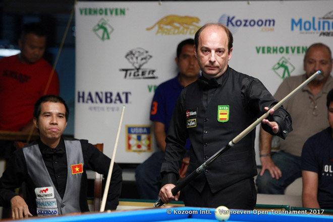 Sanchez (phải), người 4 lần vô địch bi-a carom 3 băng thế giới để thua Anh Chiến ở vòng 1/8