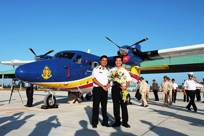 Phi công Nguyễn Văn Thuận (phải) người điều khiển thủy phi cơ đầu tiên từ Canada về Việt Nam năm 2013 (Ảnh nhân vật cung cấp)