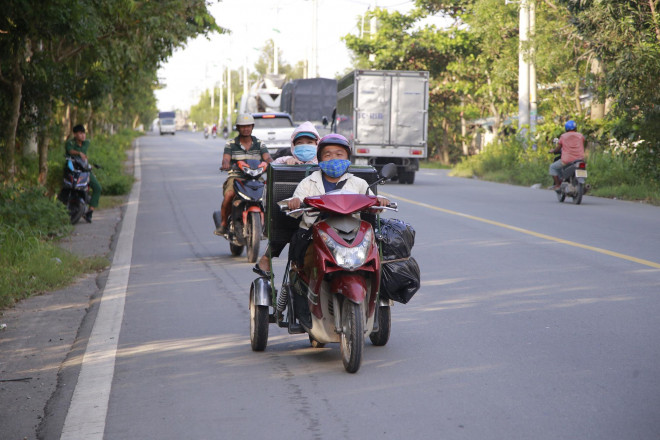 Cả hai anh em tí hon, tần tảo mưu sinh