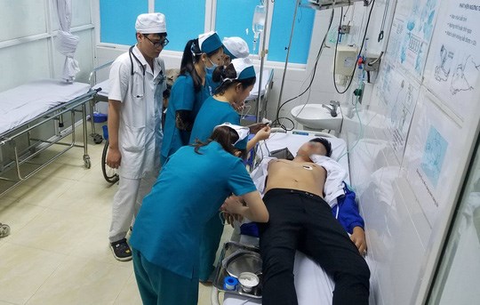 Nam sinh Vũ Ngọc Tân Vương được đưa đi khám sức khoẻ tại bệnh viện.