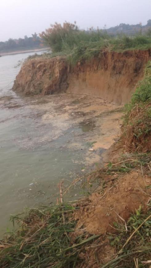 Hiện trường vụ sạt lở đất khiến 2 nạn nhân mất tích ở ven sông Lô (huyện Phù Ninh, Phú Thọ)