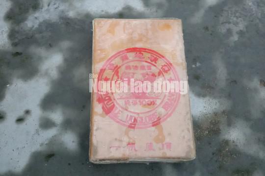 1 trong số 23 bánh heroin mà người dân giao nộp cho lực lượng chức năng