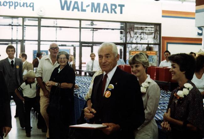 Sự giàu có của gia tộc Walton&nbsp;được khởi đầu từ việc&nbsp;Sam&nbsp;Walton thành lập Walmart năm 1962.