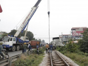 Tin tức trong ngày - Băng qua đường sắt, xe container bị tàu hỏa tông đứt đôi