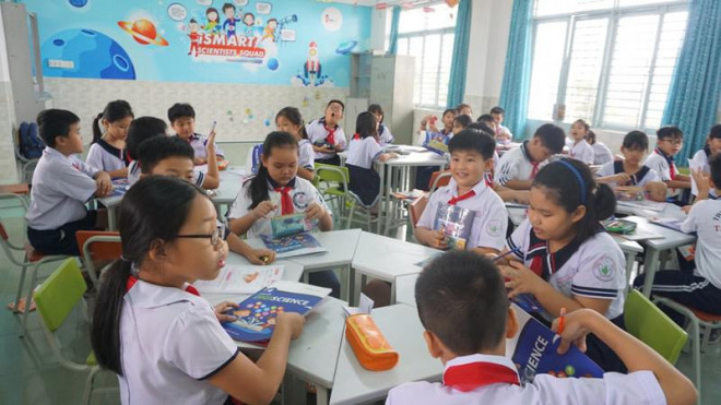 Học sinh trường tiểu học Tân Sơn Nhì, quận Tân Phú trong một giờ học tiếng Anh với thầy nước ngoài. Ảnh: NGUYỄN QUYÊN