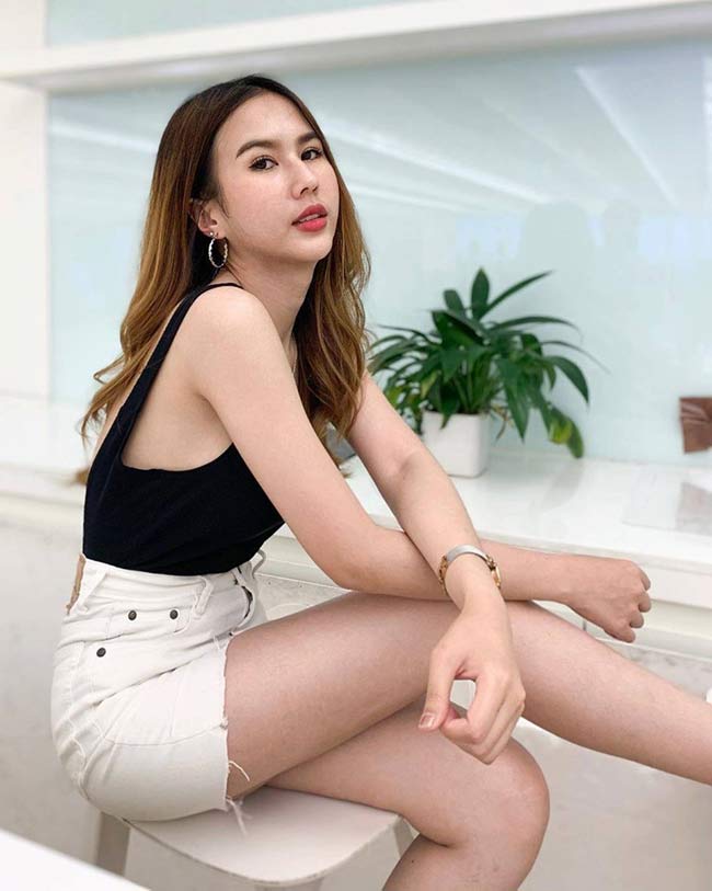 Cô được đánh giá là gương mặt nổi bật của dàn Wags tại SEA Game 30 lần này.