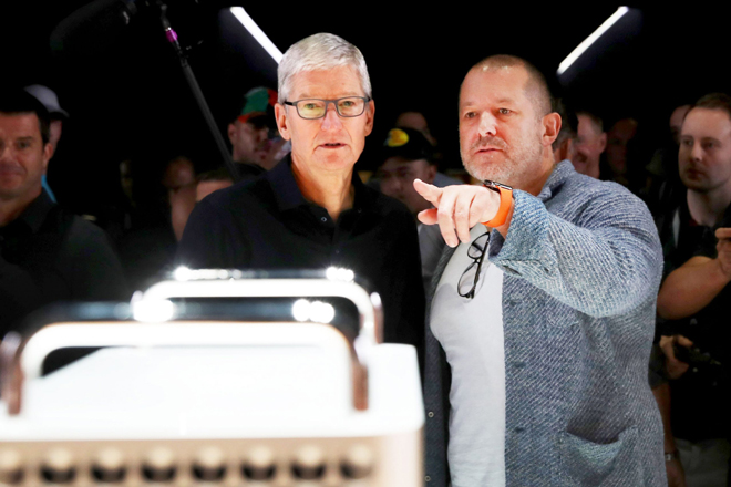 CEO Apple - Tim Cook và cựu Giám đốc thiết kế - Jony Ive.