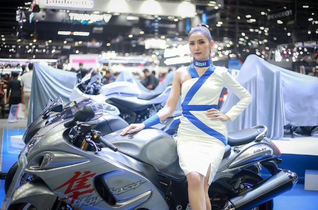 Người đẹp tạo dáng bên mô tô hàng khủng của Suzuki.