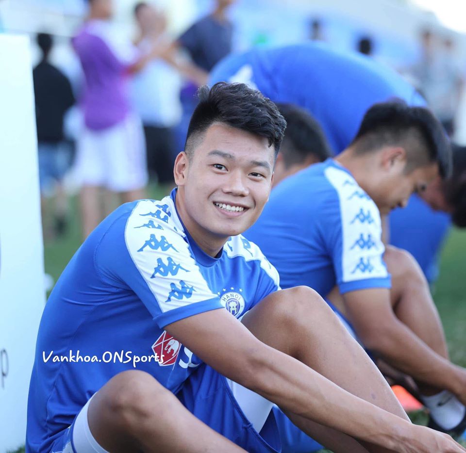 Cầu thủ Thành Chung chiếm spotlight với cú đánh đầu ghi bàn gỡ hoà, góp công trong chiến thắng của U22 Việt Nam với tỷ số 2-1 trước U22 Indonesia.
