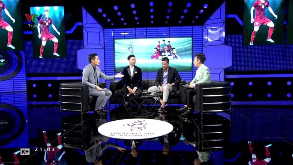 Quốc Khánh (ngoài cùng bên trái) làm MC bình luận sau trận đấu