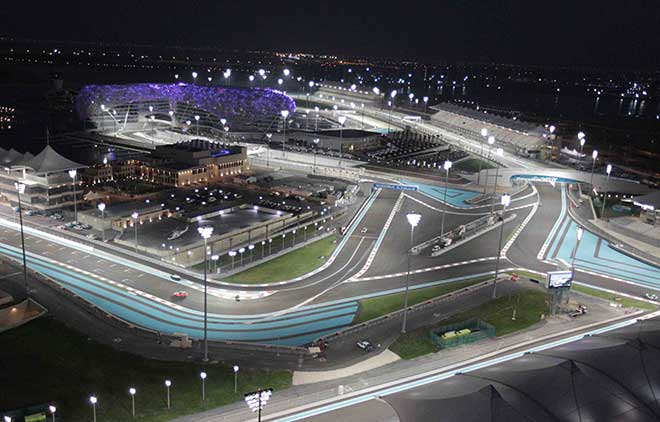 Đua đêm trong dàn ánh sáng hoa lệ, một đặc trưng nổi bật của Yas Marina Circuit
