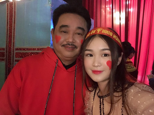 Linh Trang từng tham gia Táo Quân 2019. Cô chụp hình với &#34;Ngọc hoàng&#34; Quốc Khánh.