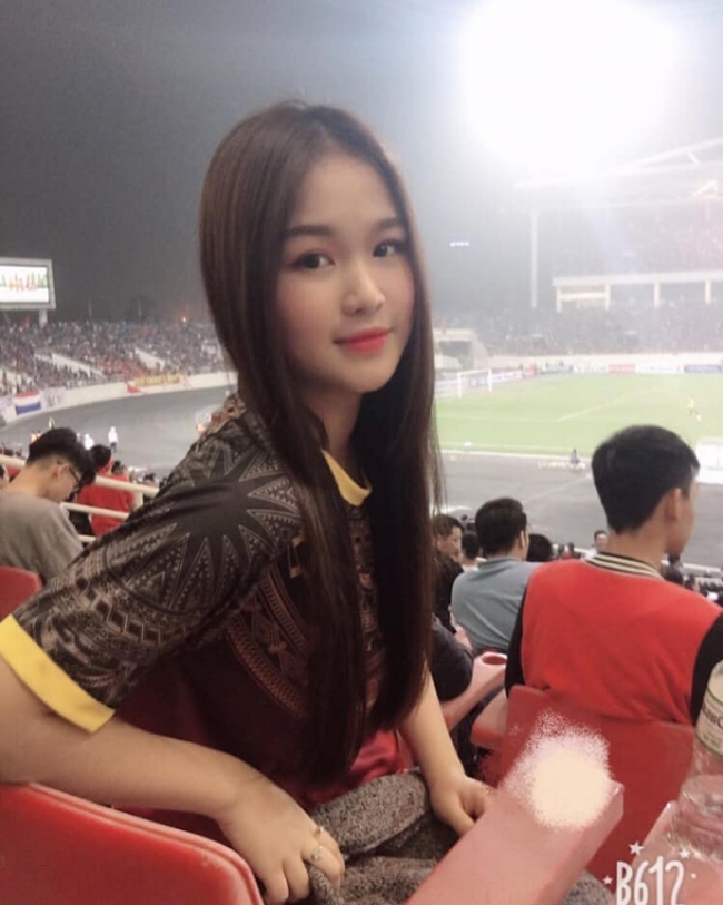 Dù ảnh trên truyền hình hay tự chụp đăng mạng, Linh Trang đều cho thấy vẻ dịu dàng từ mái tóc dài, gương mặt trái xoan.