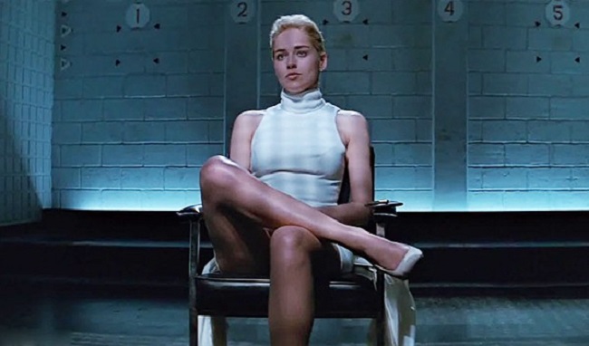 Sharon Stone trong Basic Instinct: Trong phim, Sharon Stone vào vai một nữ nghi phạm bị cảnh sát thẩm vấn nhưng liên tục tỏ thái độ bất cần, thậm chí quyến rũ cả điều tra viên bằng hành động đổi chân bắt chéo đầy khiêu khích.