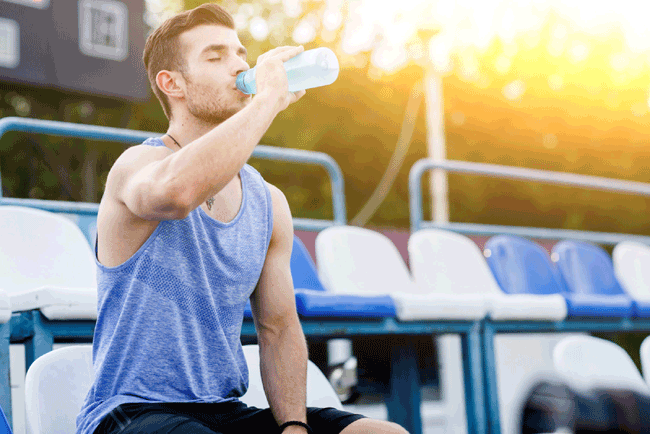 2. Uống đủ nước: Một trong những tác dụng tuyệt vời của việc uống đủ nước là giúp loại bỏ các loại vi trùng có thể khiến bạn bị bệnh. Các chuyên gia khuyến cáo mỗi người nên uống đủ 8 cốc nước lọc mỗi ngày.
